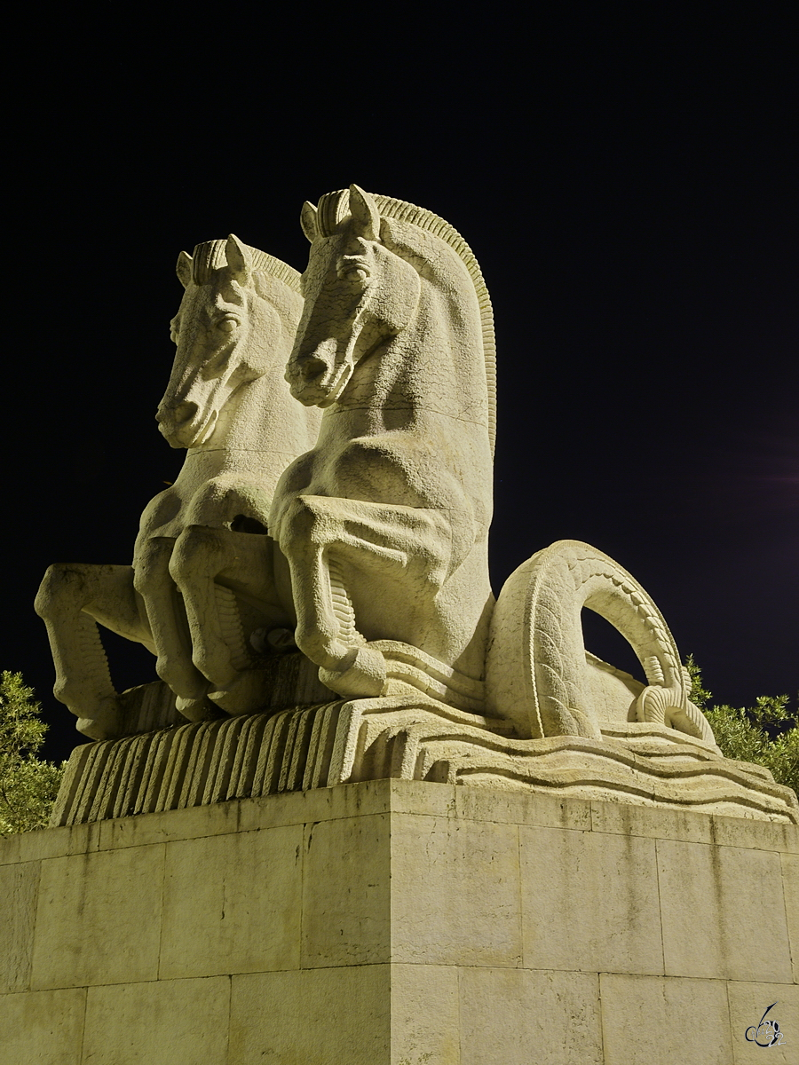 Eine Seepferd-Skulptur auf dem 1940 zu Ehren des portugiesischen Kolonialreiches errichteten Reichsplatz (Praa do Imprio). (Lissabon, Januar 2017)