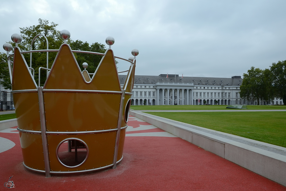 Eine  Spielplatzkrone  verdeckt einen Teil des im 18. Jahrhundert gebauten Kurfrstlichen Schlosses in Koblenz. (September 2013)