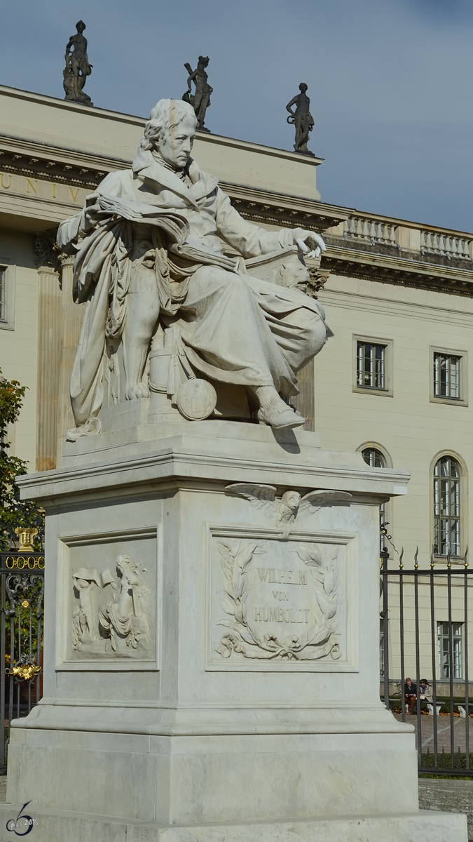 Eine Statue von Alexander von Humboldt vor der gleichnamigen Universitt. (Berlin-Mitte, November 2014)