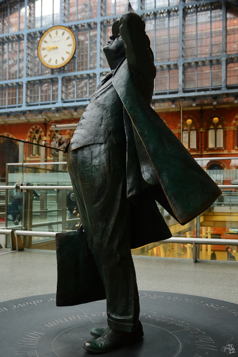 Eine Statue des bedeutenden britischen Dichters Sir John Betjeman befindet sich im Londoner Bahnhof St. Pancras. Durch seine Interventionen konnte der leidenschaftliche Eisenbahnfan diesen und auch viele andere Bauwerke des 19. Jahrhunderts vor dem Abriss retten. (Februar 2015)