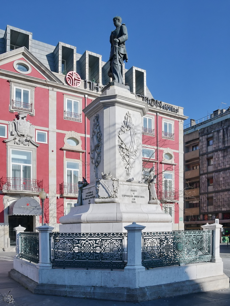 Eine Statue des portugisischen Knigs Peter V. aus dem Hause Sachsen-Coburg und Gotha. (Porto, Januar 2017)