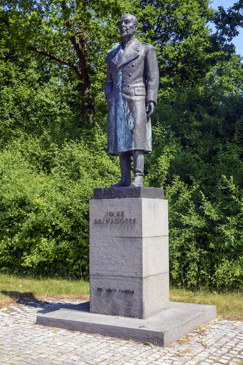 Eine Statue von Foke Bernadotte in Krus (deutsch Krusau), Dnemark. Bernadotte (1895-1948) war ein schwedischer Offizier und Philanthrop. Von 1943 bis 1948 war er Vizeprsident und spter Prsident des Schwedischen Roten Kreuzes. 1948 wurde er Vermittler der Vereinten Nationen in Palstina; am 17. September desselben Jahres wurde er von Angehrigen der zionistischen Terroristen-Gruppe Lechi erschossen. Aufnahme: 11. Juni 2023.