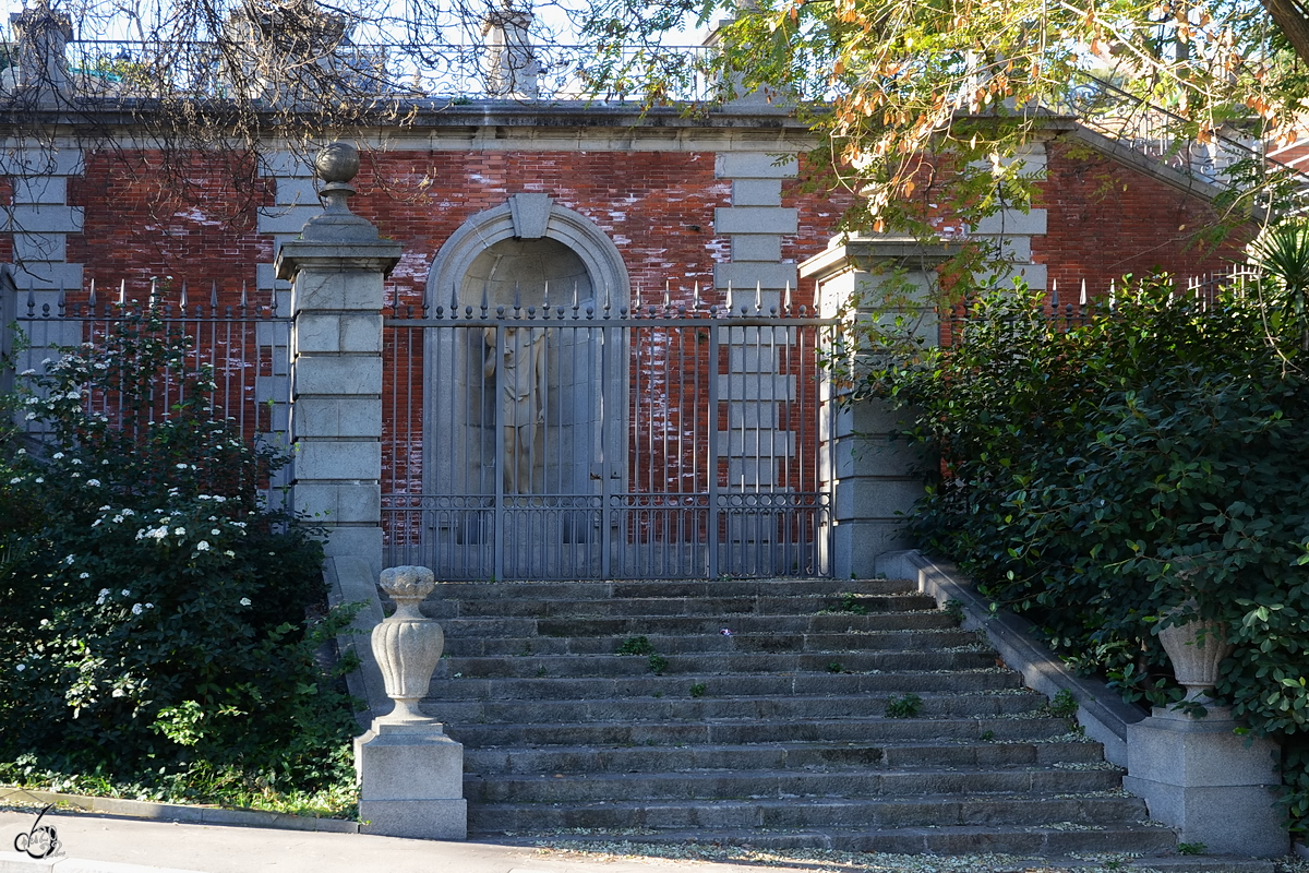 Eine Statue  hinter Gittern  in den kniglichen Grten Joan Maragall (Jardins de Joan Maragall).(Barcelona, Februar 2013)