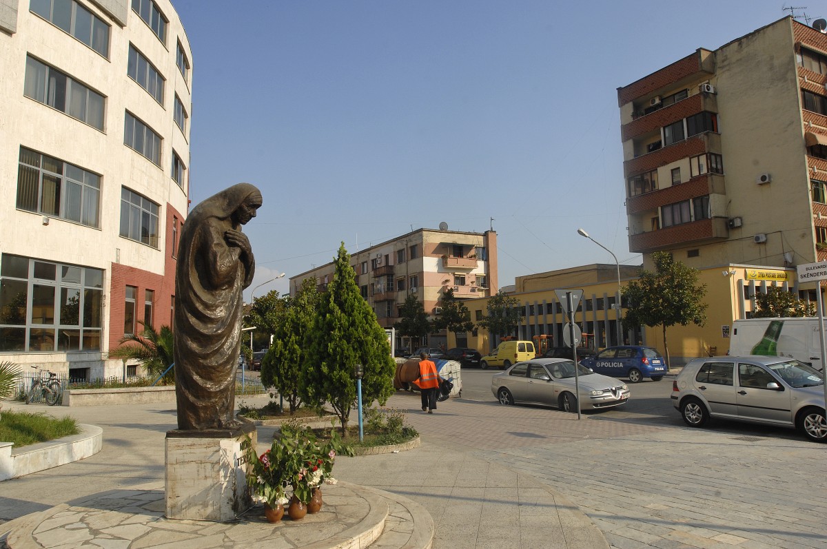 Eine Statue von Mutter Teresa und die Strae Riga Marin Bequeme in Shkodr. Aufnahme: Juli 2012.