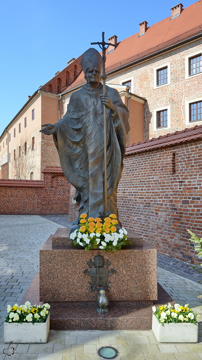 Eine Statue von Papst Papst Johannes Paul II. in Krakau. (April 2014)