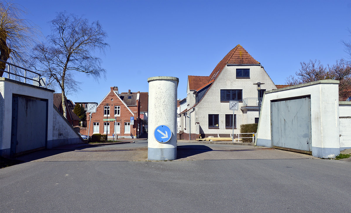 Eine Stpe (Deichdurchlass) am Tnninger Hafen. Die ffnung in einem Deichkrper, durch die eine Strae fhrt, nennt man auch eine Deichsarte. Aufnahme: 31. Mrz 2020.