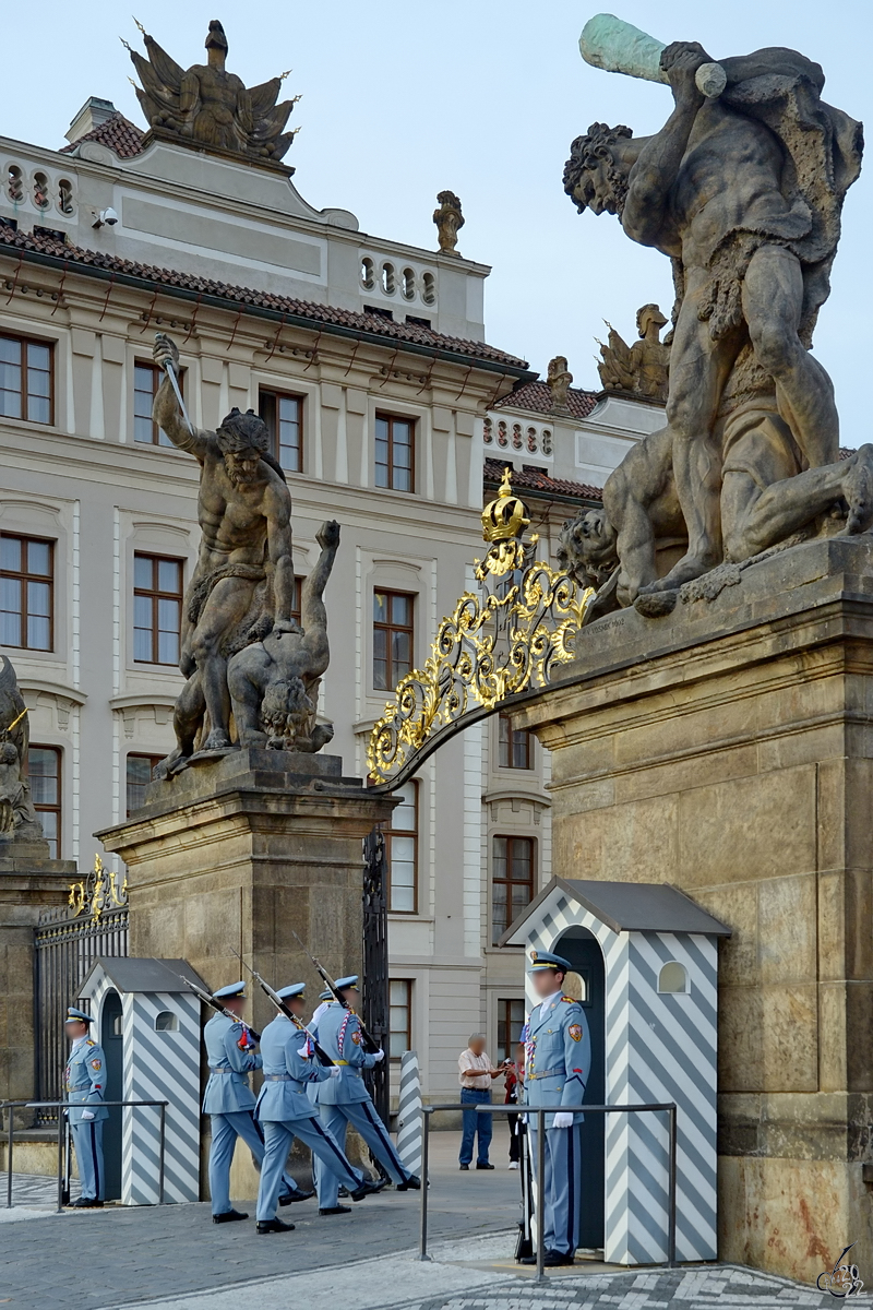 Eine der stndlichen Wachablsungen der Burgwache am 1614 erbauten barocken Matthiastor. (Prag, September 2012)