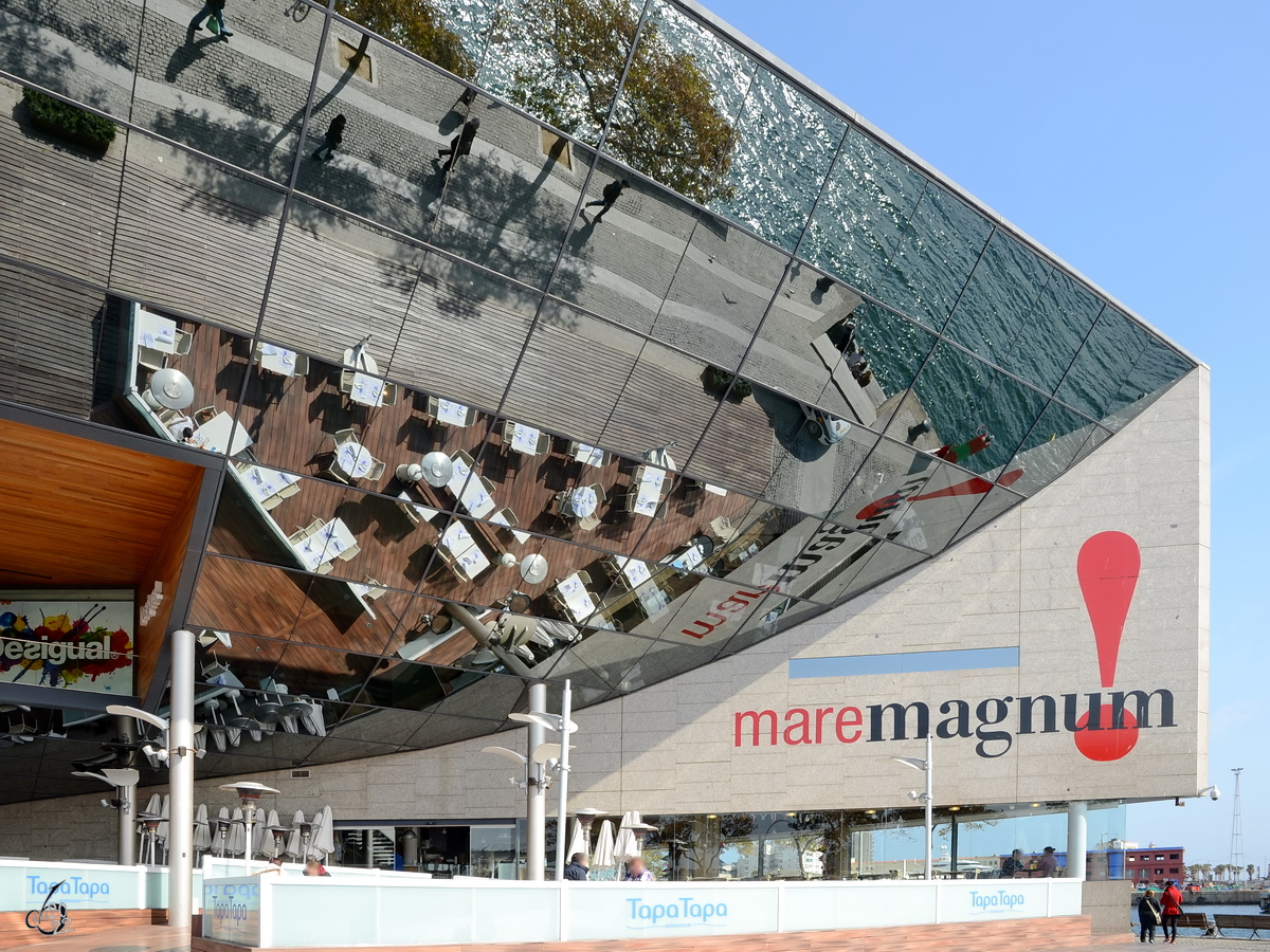 Eine Tapasbar in einem der markantesten Einkaufszentren Barcelonas, dem Maremagnum. (Februar 2012)