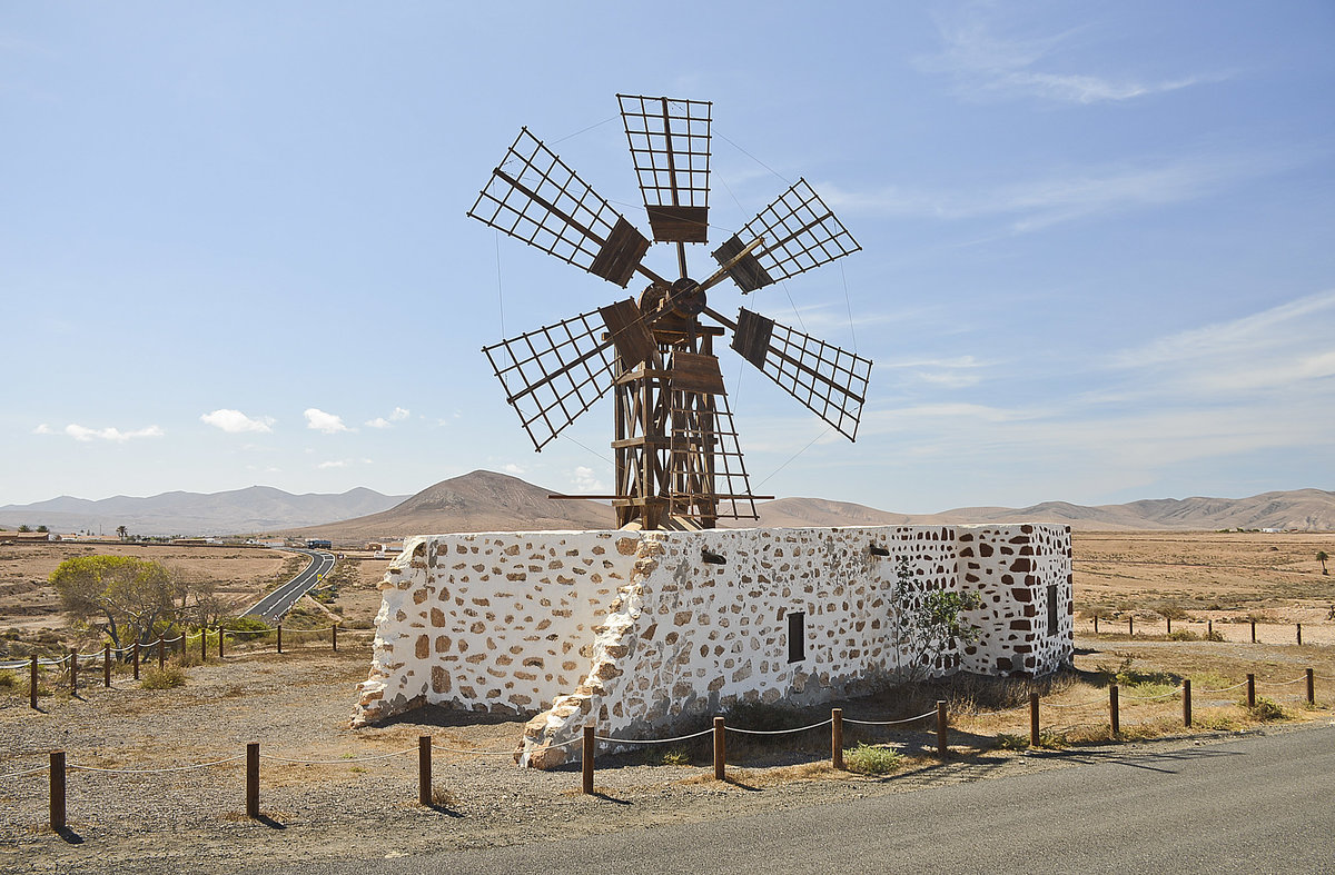 Eine typische spanische Windmhle im Dorf Valle de Santa Ins auf der Insel Fuerteventura. Aufnahme: 19. Oktober 2017.