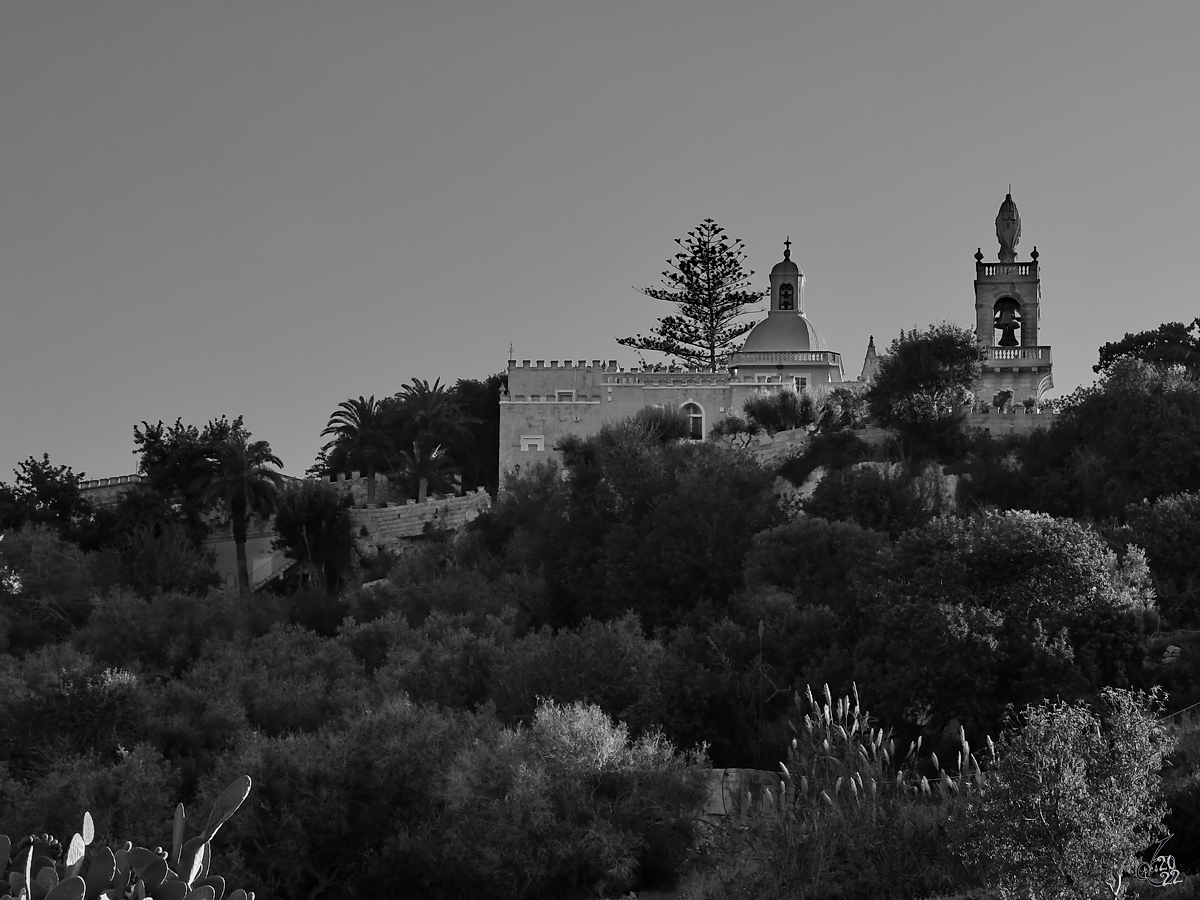 Eine unbekannte Kirche auf einem Hgel. (Malta, Oktober 2017)