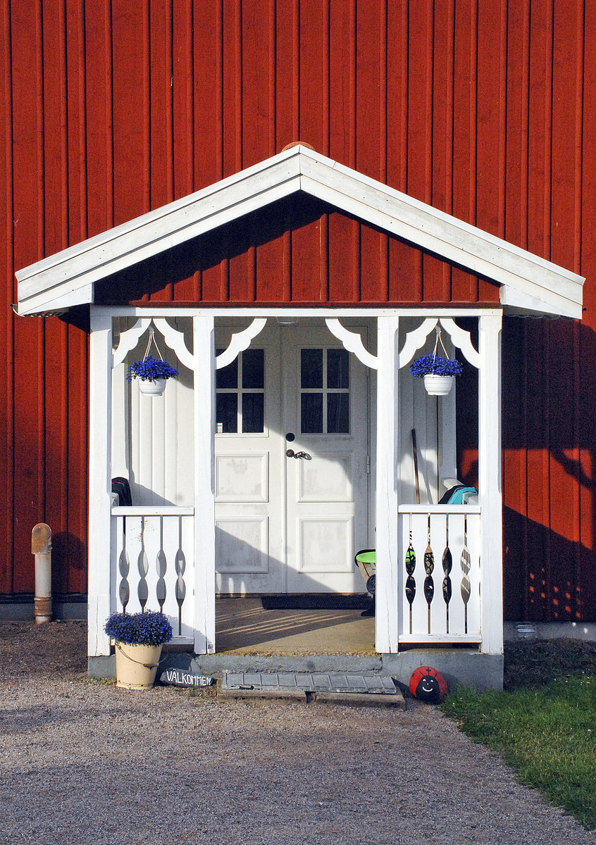 Eine Veranda in Sevedstorp bei Lnrneberga in Schweden. Die Filme Wir Kinder aus Bullerb wurden in dem kleinen Ort Sevedstorp gedreht. Bullerb ist einer der beliebtesten Schaupltze fr Touristen, die sich auf die Suche nach den Orten machen, die die schwedische Schriftstellerin Astrid Lindgren zu ihren Kinderbchern inspirierte.
Aufnahme: 21. Juli 2017.