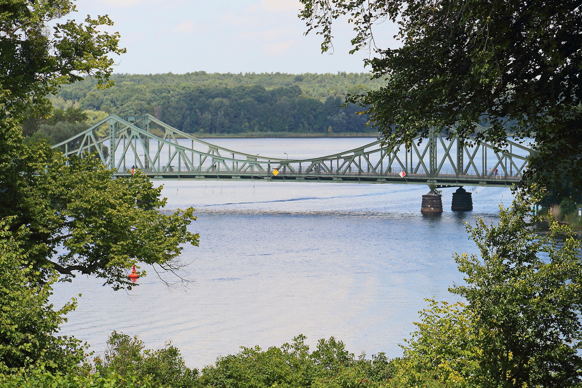 Eine der vielen Blicke in Richtung Glienicker Brcke vom Park am Schloss Babelsberg (09. August 2017).