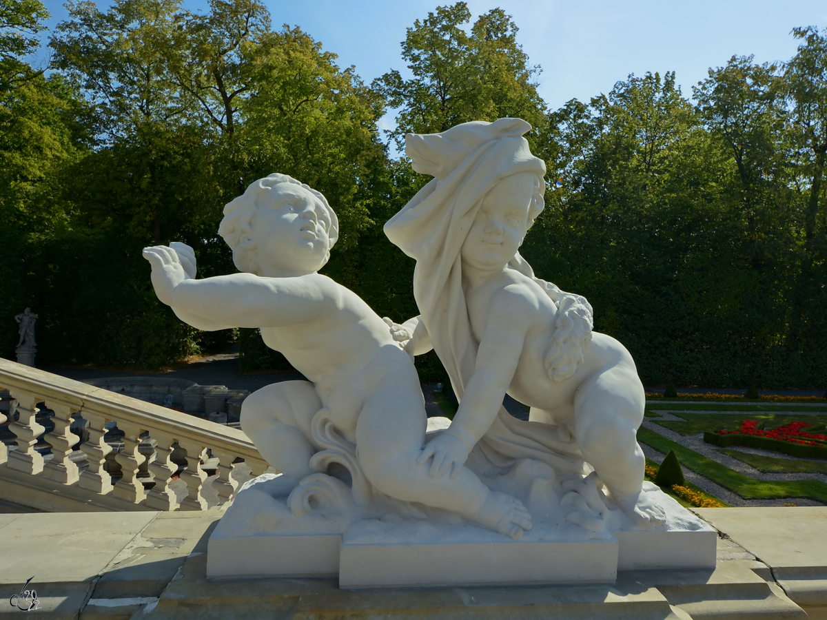 Eine der vielen Figurengruppen im Schlosspark von Wilanw in Warschau. (August 2015)