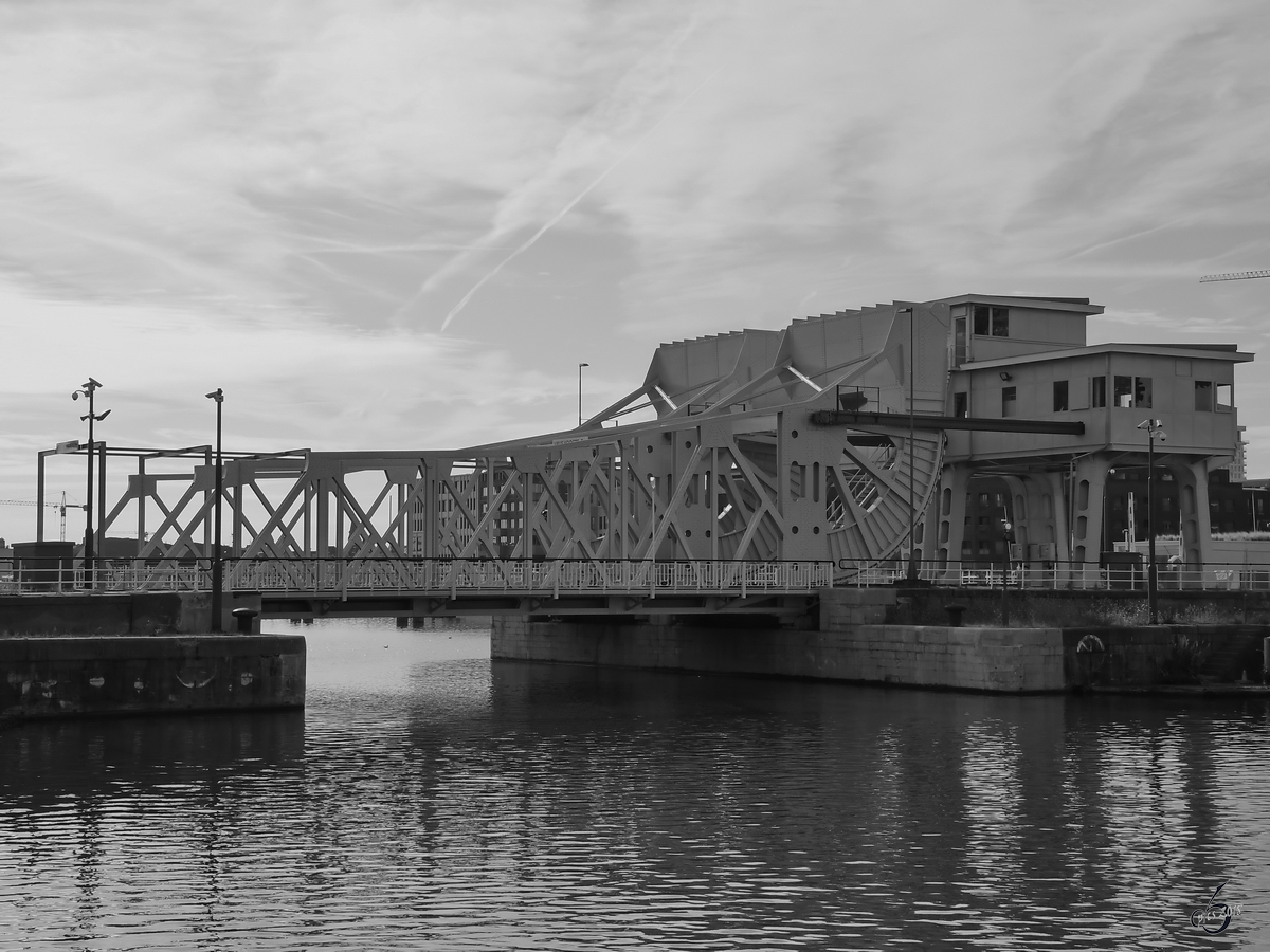 Eine der vielen Hubbrcken in Antwerpen. (Juli 2018).