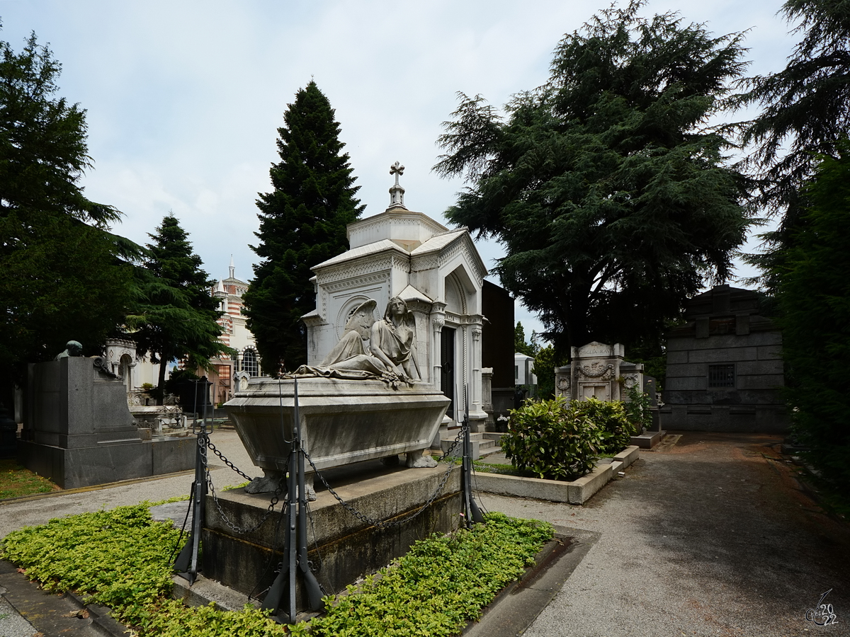 Eine der vielen kunstvoll gestalteten Grabstätten auf dem Zentralfriedhof von Mailand. (Juni 2022)