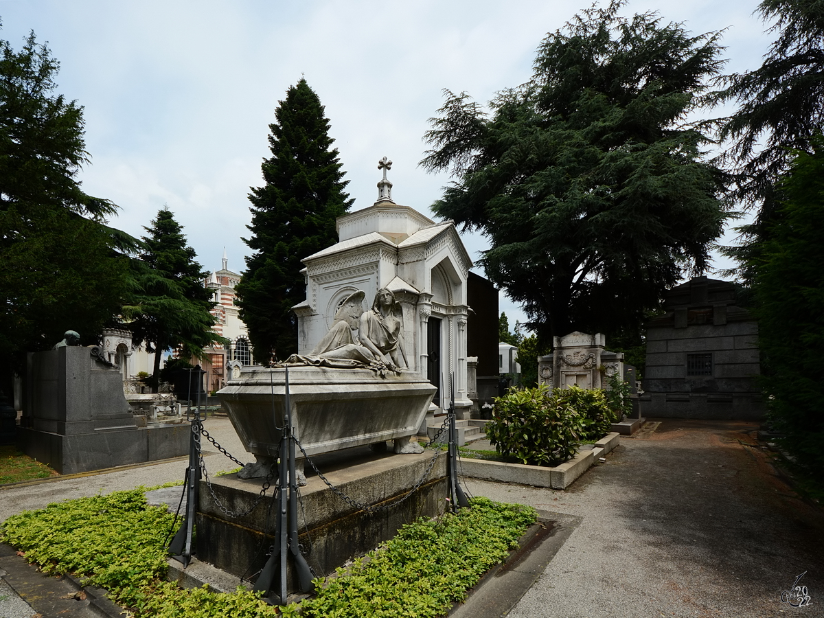 Eine der vielen kunstvoll gestalteten Grabsttten auf dem Zentralfriedhof von Mailand. (Juni 2022)