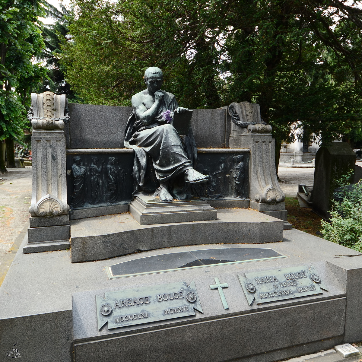 Eine der vielen kunstvoll gestalteten Grabstätten auf dem Zentralfriedhof von Mailand. (Juni 2022)