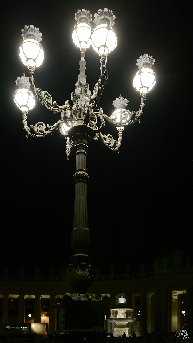 Eine der vielen Laternen auf dem zwischen 1656 und 1667 erbauten Petersplatz (Piazza San Pietro). (Rom, Dezember 2015)