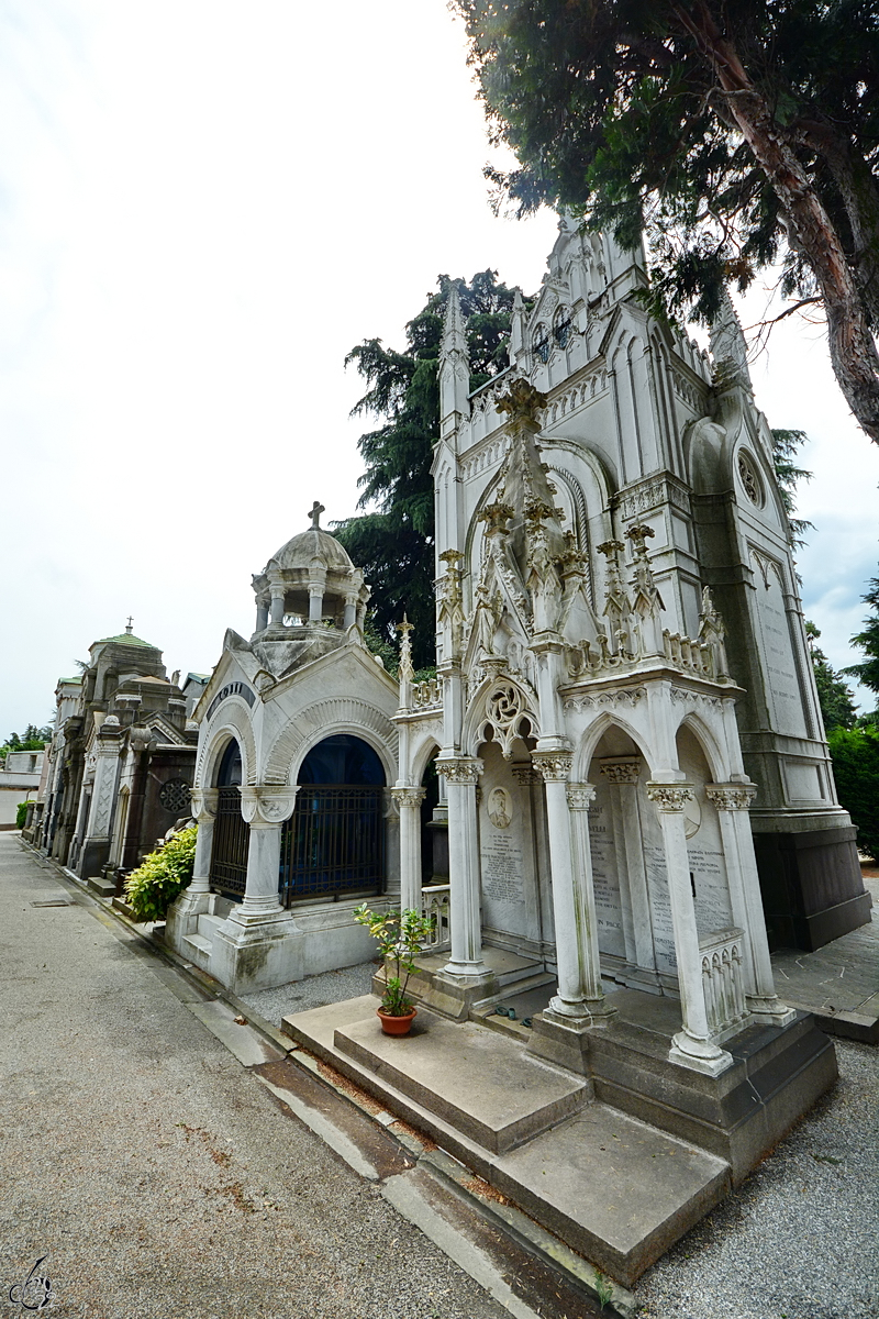 Eine Vielzahl von kleinen und groen kunstvoll gestalteten Grabsttten entdeckt der Besucher des Cimitero Monumentale in Mailand. (Juni 2014)