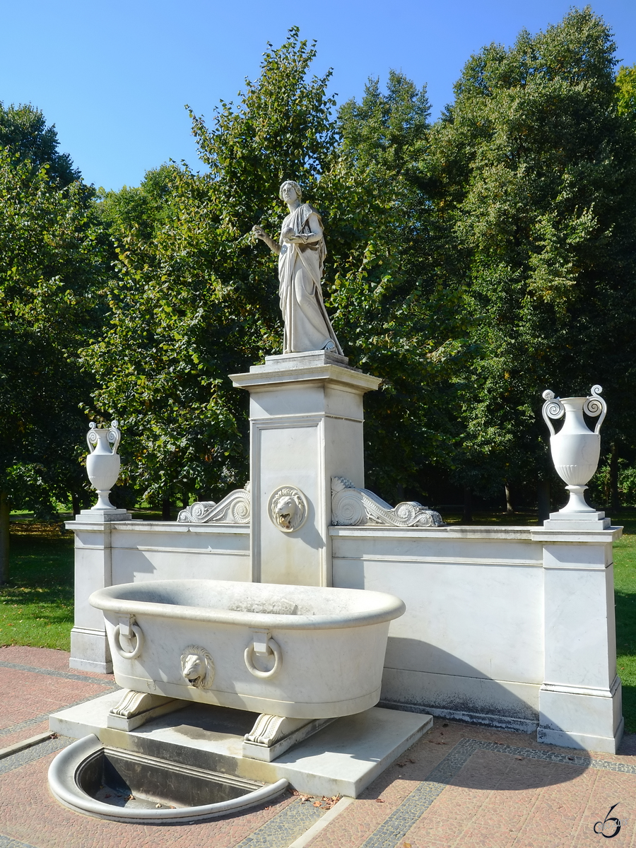 Eine der vier Brunnenwnde, welche am Franzsischen Figurenrondell im Park Sanssouci aufgestellt wurde. (Potsdam, September 2012)