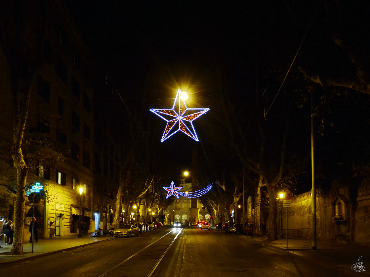 Eine weihnachtlich geschmckte Strae, so gesehen im Dezember 2015 in Rom.