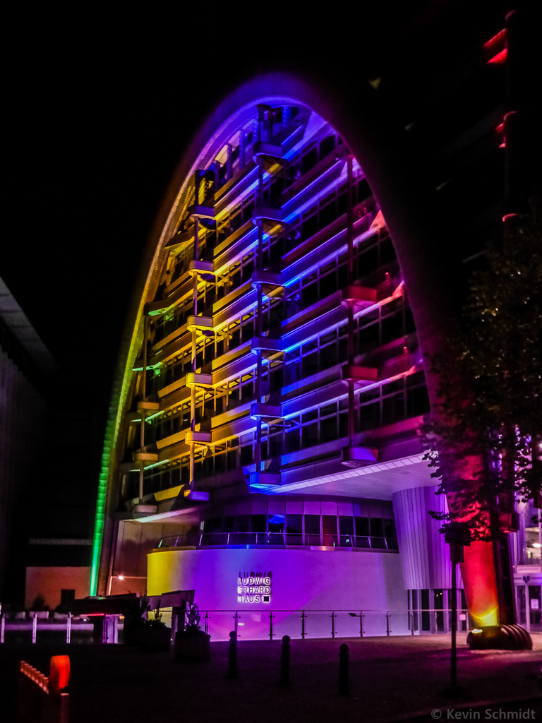 Eine weniger beachtete Illumination anlässlich des  <a href= http://festival-of-lights.de/ >Festival of Lights</a> / <a href= http://berlin-leuchtet.com/ >Berlin leutet</a>  war am Ludwig-Erhard-Haus in der Fasanenstraße zu besichtigen. (18.10.2014)