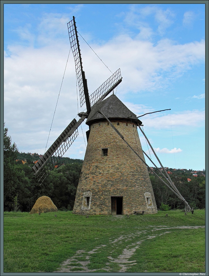 Eine Windmhle aus der Groen Tiefebene im Ungarischen Freilichtmuseum Skanzen bei Szentendre. (16.08.2014)