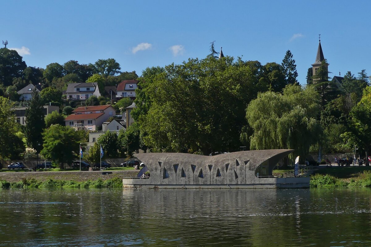 Einem Schiff nachempfundene Gebude des Tourist Info von Schengen. Aufgenommen bei einer Schiffrundfahrt auf der Mosel. 09.2023