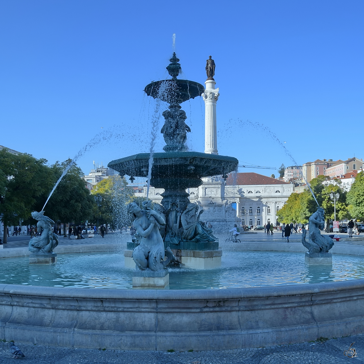Einer der beiden im 19. Jahrhundert errichteten franzsische Bronzebrunnen auf dem Rossio-Platz. (Lissabon, Januar 2017)