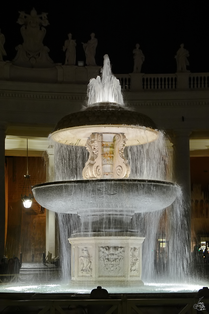 Einer der beiden aus orientalischem Granit gefertigten 14 Meter hohen Brunnen auf dem zwischen 1656 und 1667 erbauten Petersplatz (Piazza San Pietro). (Rom, Dezember 2015)