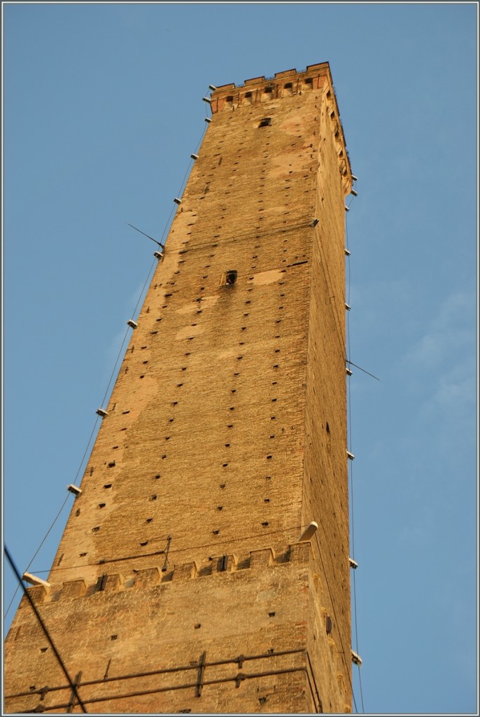 Einer der beiden Trme (due Torre) reicht weit in Himmel von Bologna.
13. Nov. 2013