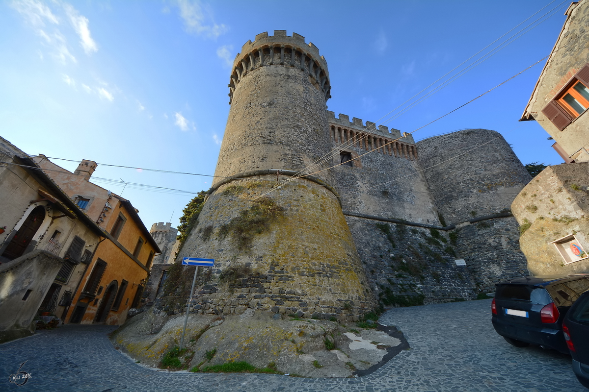 Einer der drei Trme des Castello Orsini-Odescalchi. (Bracciano, Dezember 2015)