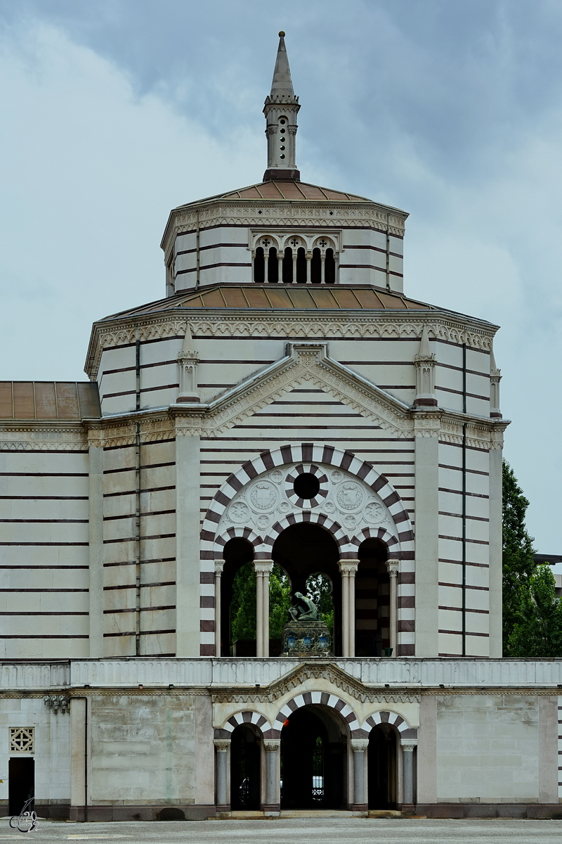 Einer der Ecktrme am Eingangsgebude des 1866 erffneten Zentralfriedhofes (Cimitero Monumentale) von Mailand. (Juni 2014)