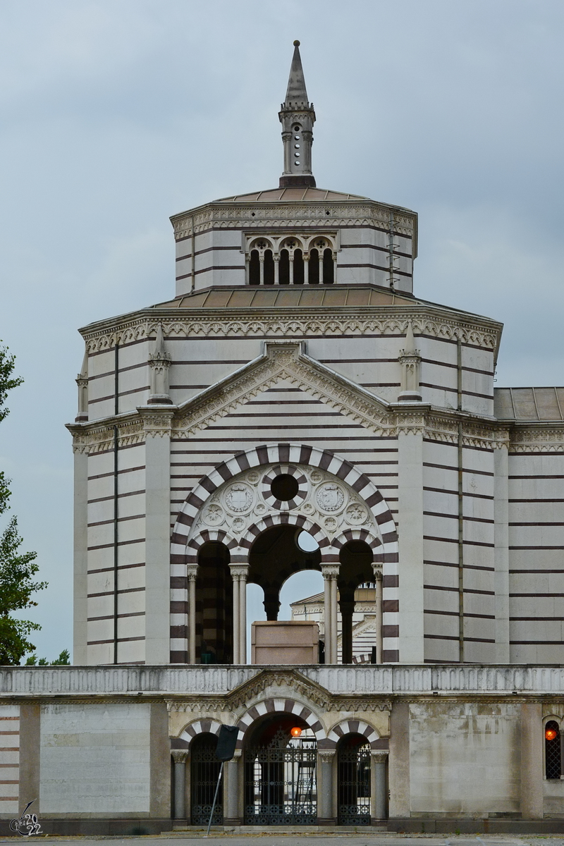 Einer der Ecktrme am Eingangsgebude des 1866 erffneten Zentralfriedhofes (Cimitero Monumentale) von Mailand. (Juni 2014)