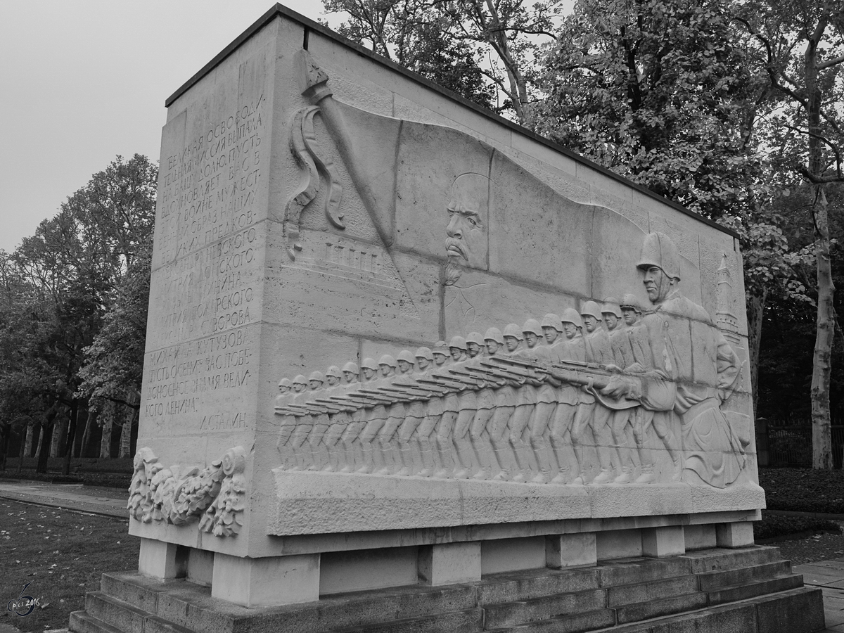 Einer der sechzehn weie Sarkophage des Sowjetischen Ehrenmales im Treptower Park. (Berlin, Oktober 2013)