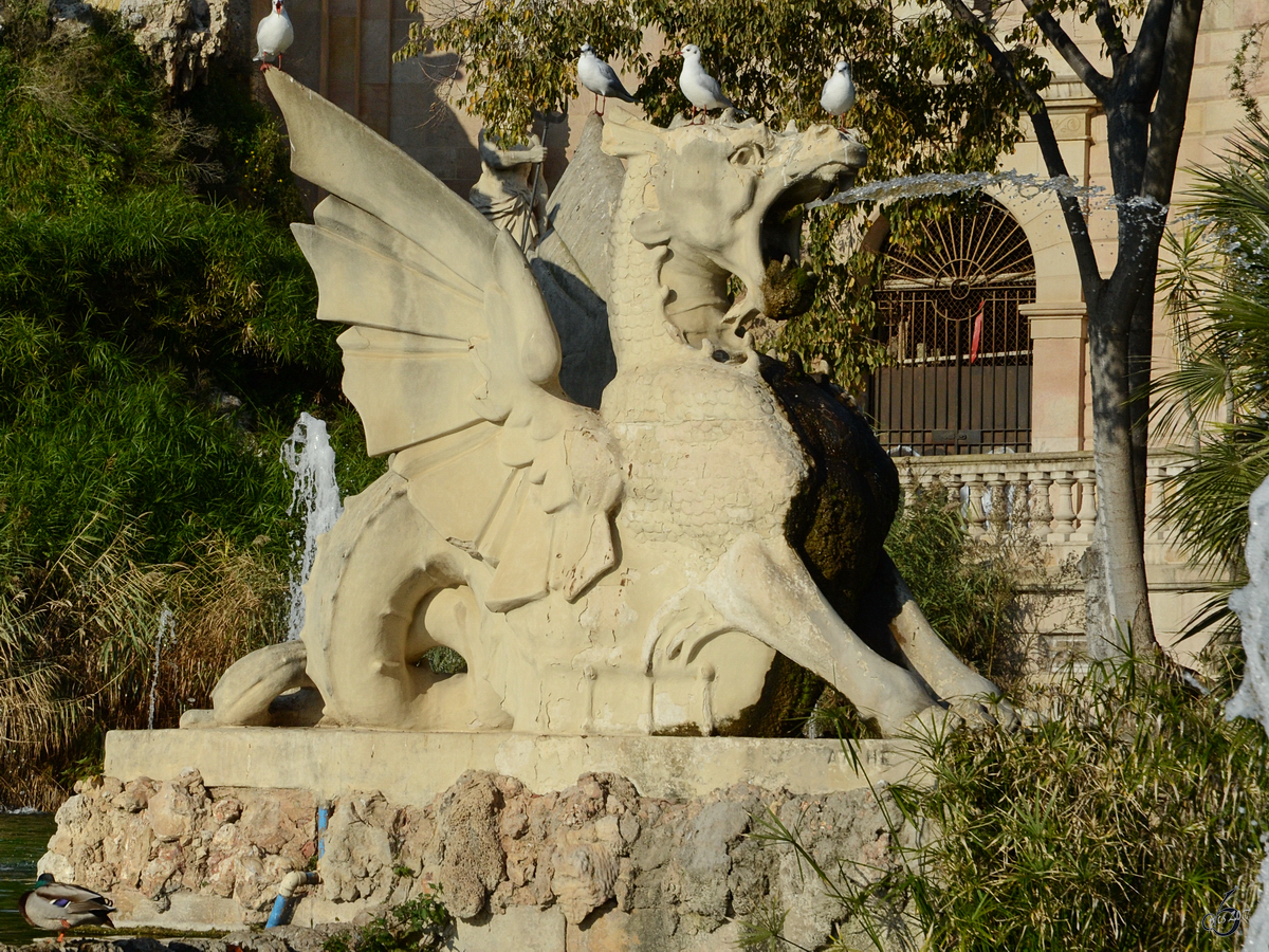 Einer der steinernen Drachen, welche den Wasserfall Cascada im Parc de la Ciutadella bewachen. (Barcelona, Dezember 2011)