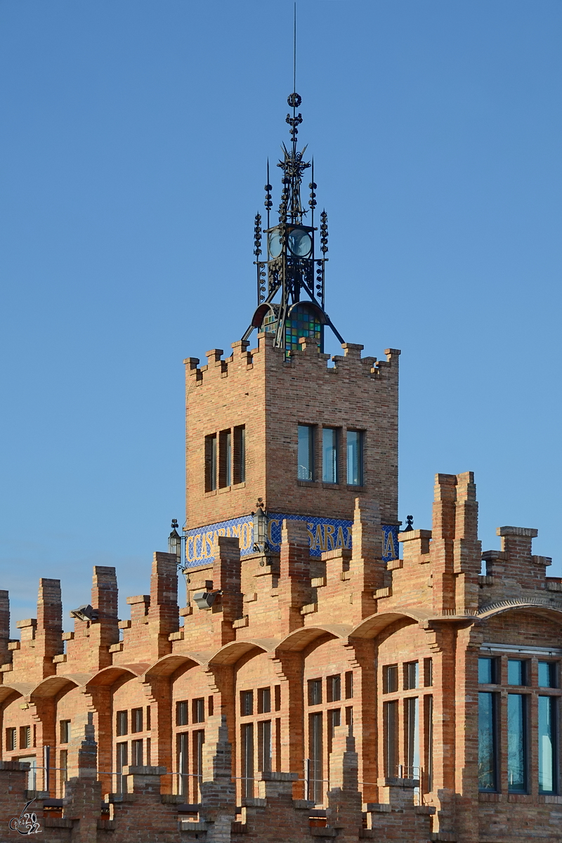 Einer der Trme des Kulturzentrums CaixaForum, welches sich in den Gebuden der ehemaligen Textilfabrik Fbrica Casaramona befindet. (Februar 2013)