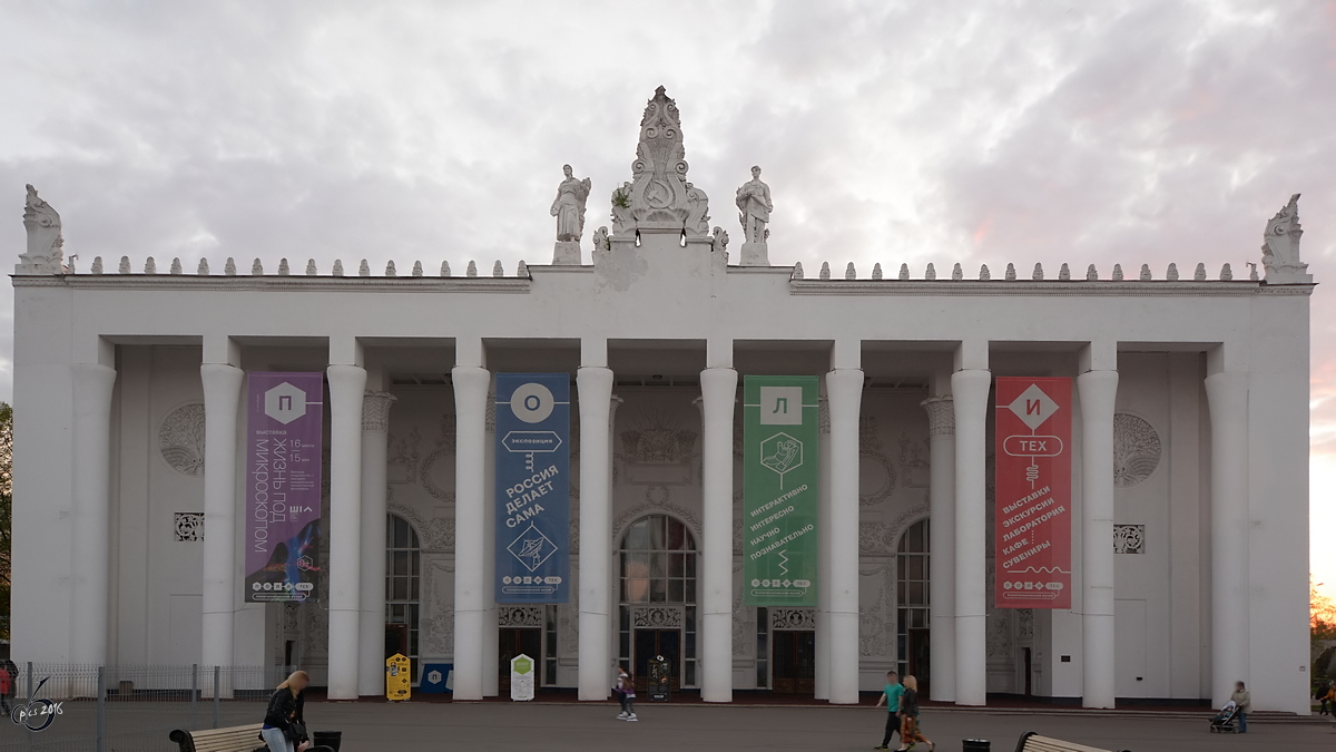 Einer der vielen Pavillions der Ausstellung Errungenschaften der Volkswirtschaft (WDNCh) in Moskau. (Mai 2016)