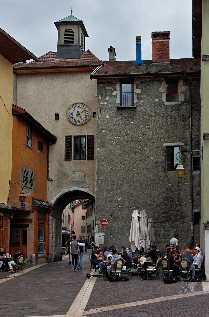 Einer der vielen Torbogen, in der Altstadt von Annecy, dieser mit einer Turmuhr befindet sich in der Rue Saint Claire. 09.2022