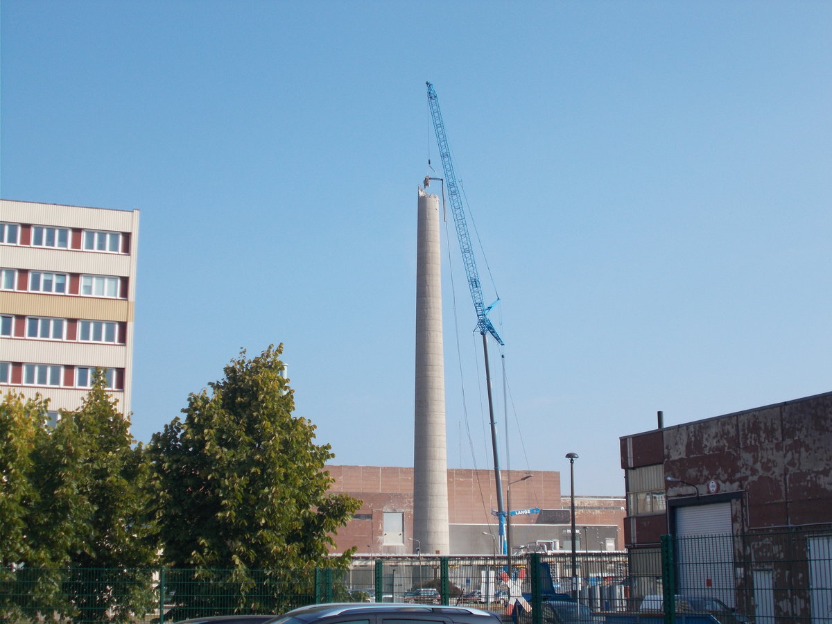 Einer von vier 100 Meter hohen Schornsteinen im ehemaligen KKW Lubmin,am 23.September 2016,wird,mit Hilfe einer Abrischere,abgerissen.Auch die anderen drei Schornsteine sollen abgerissen werden.