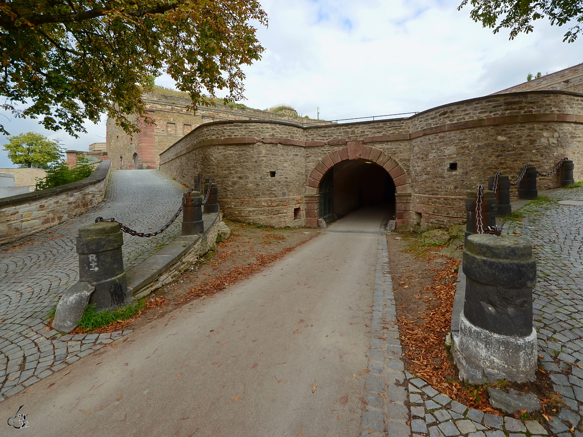 Einer der Zugnge zur Festung Ehrenbreitstein oberhalb von Koblenz. (September 2013)