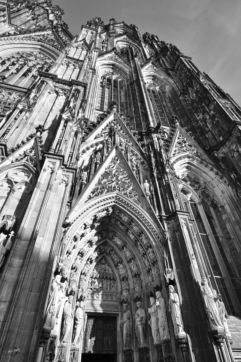 Eines der Eingansportale des Klner Dom´s. (Oktober 2011)