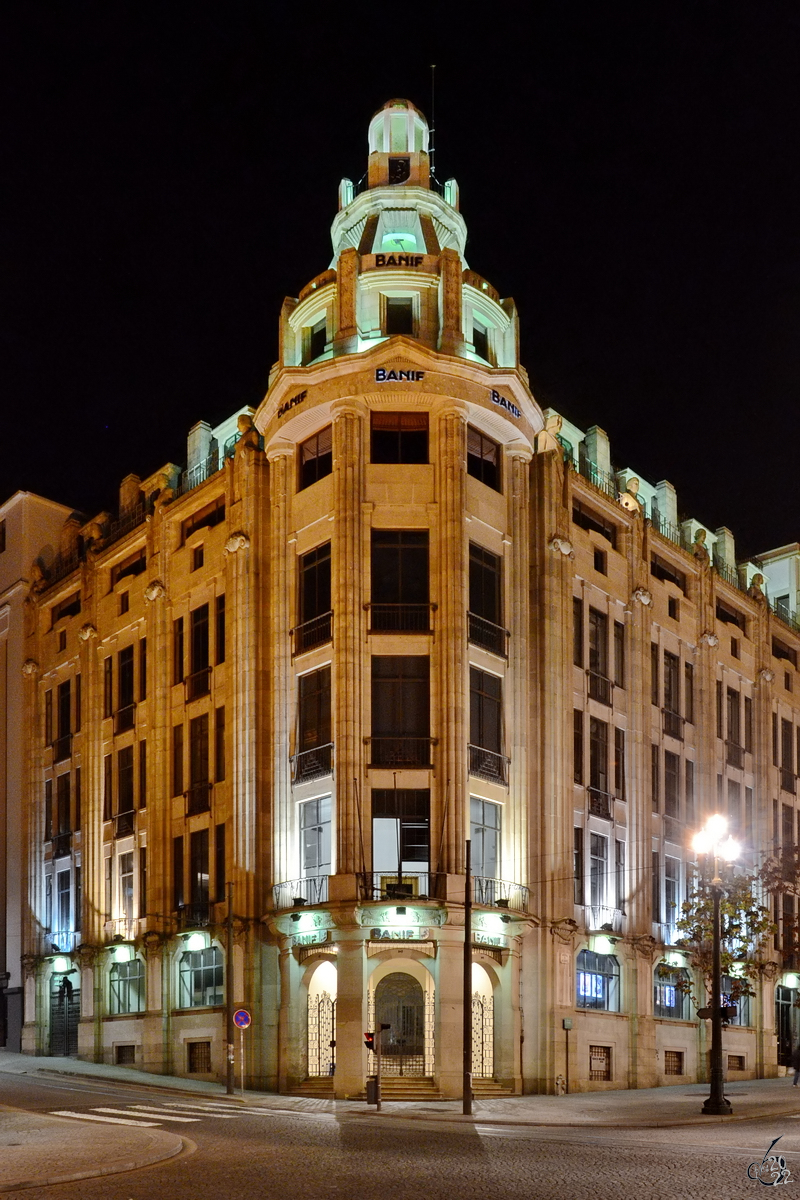 Eines der Gebude an der Allee der Alliierten (Avenida dos Aliados) in Porto. (Mai 2013)