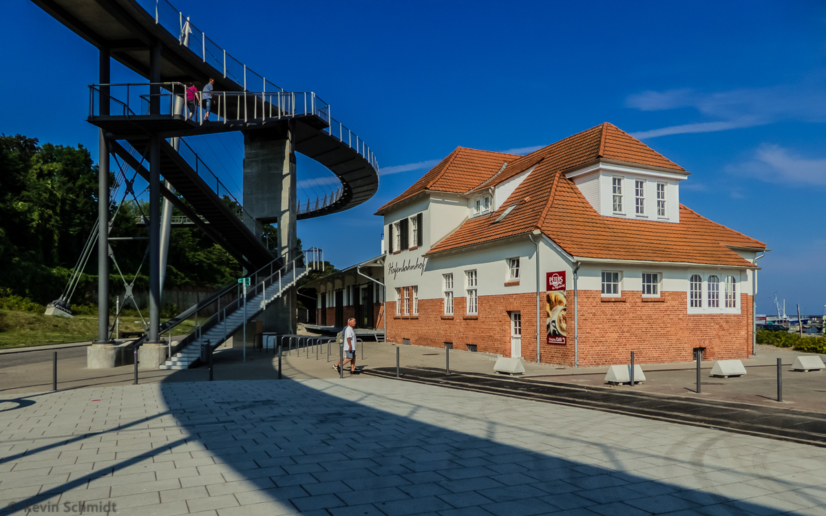 Eines der Gebude des alten Sassnitzer Hafenbahnhofs wird heute gastronomisch genutzt. Vom Stadtzentrum erreicht man nach dem Rckbau der frheren Autobrcke seit 2007 ber die 274 Meter Fugnger-Hngebrcke das alte Hafen-Bahnhofsgelnde. Ab dem Jahr 2000 wurde das Gelnde im Rahmen stdtebaulicher Sanierungsmanahmen fr touristische Nutzung umgestaltet. (26.07.2014)