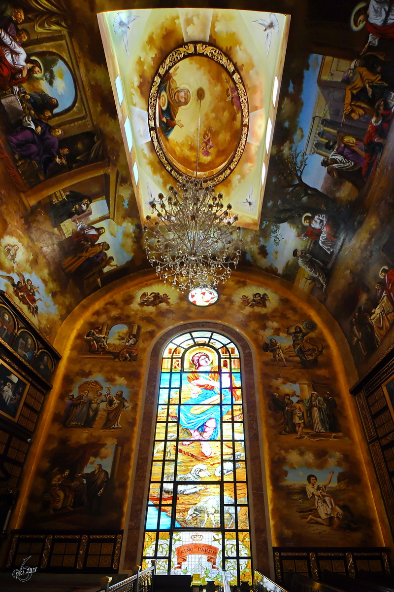 Eines der groen Fenster in der koptisch-orthodoxen  Himmlische Kathedrale  in Scharm El-Scheich. (Dezember 2018)