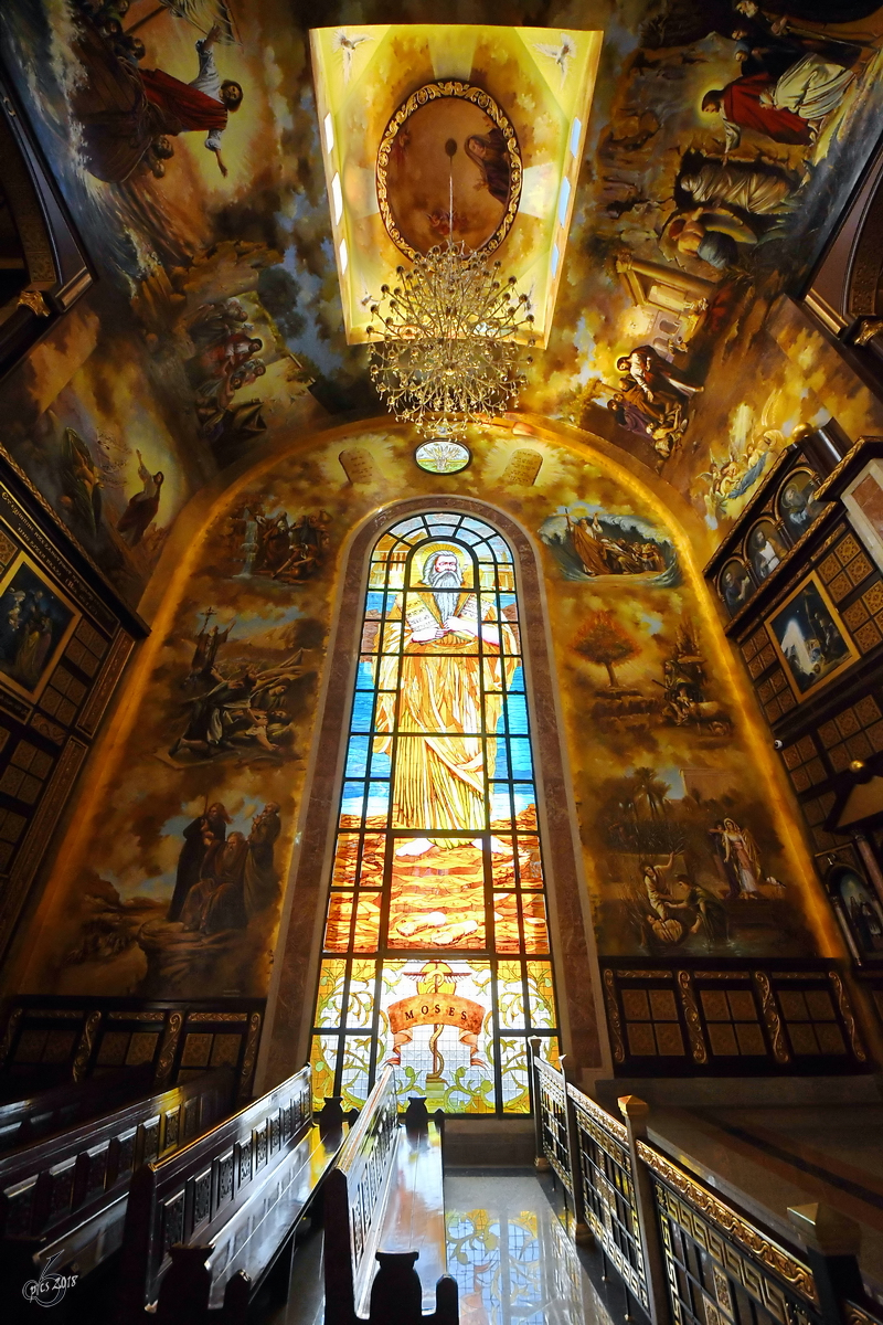 Eines der groen Fenster in der koptisch-orthodoxen  Himmlische Kathedrale  in Scharm El-Scheich. (Dezember 2018)