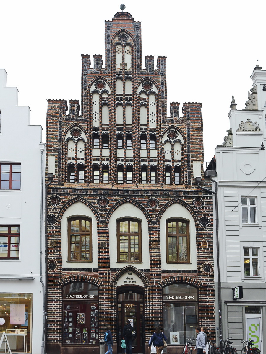 Eines der Huser (Haus Matschow) mit der Stadtbibliothek in der Stadtmitte von Rostock am 27. August 2018.  