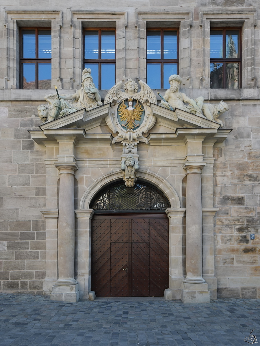 Eines der Portale an der Westfassade des alten Nrnberger Rathauses. (Mai 2017)