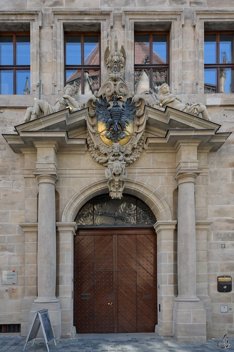 Eines der Portale an der Westfassade des alten Nrnberger Rathauses. (Mai 2017)