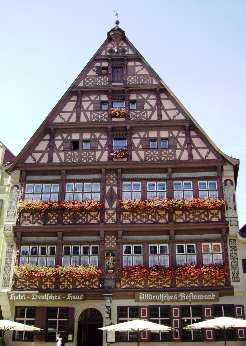 Eines der schnsten Fachwerkhuser Sddeutschlands:
Hotel/Gasthaus  Deutsches Haus  in 91550 Dinkelsbhl
Aufnahmedatum 20. 9. 2007